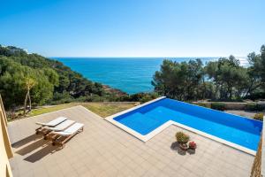 una piscina con vistas al océano en The beauty of Cala Tamarit, en Tarragona