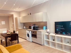 A kitchen or kitchenette at Urban Chic Home
