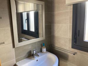 uma casa de banho com um lavatório e um espelho em Modern & cosy Apartment in Jaca Pyrenees Spain em Jaca