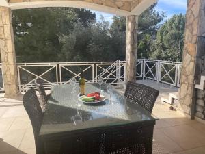 stół z talerzem owoców na patio w obiekcie Villa Thetis w mieście Bigova