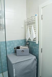 - Baño con espejo y toallero en Siena en Novi Sad