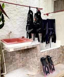 La salle de bains est pourvue d'un lavabo rouge et d'un porte-serviettes. dans l'établissement Cozumel 400A - Vacation Rental, à Cozumel