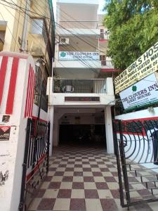 vistas a la entrada de un edificio con suelo a cuadros en The Clovers Inn Boring Road, en Patna