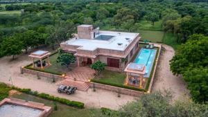 une vue aérienne d'une maison avec piscine dans l'établissement amã Stays & Trails Abhay Villa Bisalpur, Jodhpur, à Jodhpur