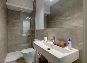 un bagno con un lavandino bianco e un water di Comfy 2 BR Flat in the Heart of Valletta a La Valletta