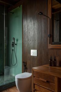 e bagno con doccia, servizi igienici e lavandino. di Trebartha East The Round House ad Ahangama