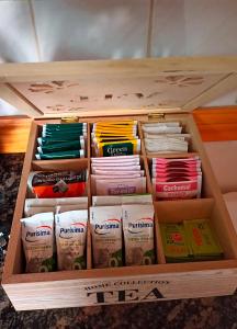 una caja de madera llena de libros de diferentes colores en LIBERATA en Esquel