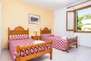 Postel nebo postele na pokoji v ubytování Villa Binimelis + 25 fotografií