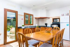 Kuchyň nebo kuchyňský kout v ubytování Villa Binimelis