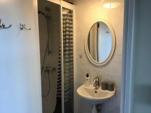 La salle de bains est pourvue d'un lavabo et d'un miroir. dans l'établissement Life@Sea, à Zandvoort