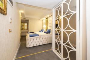 1 dormitorio con 1 cama con almohadas azules en Leslion Luxury Hotel, en Antalya