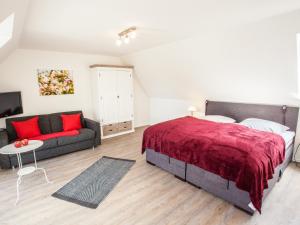 - une chambre avec un lit et un canapé dans l'établissement Apfelhof Wegener Elstar Topaz, à Jork