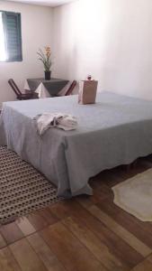 Un dormitorio con una cama con una manta. en Pousada e Restaurante Village Mantovani en Lavrinhas