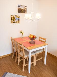 a dining room table with a bowl of fruit on it at Apfelhof Wegener Elstar Topaz in Jork