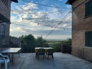 een tafel en stoelen op een patio met uitzicht bij Montebudello in Valsamoggia