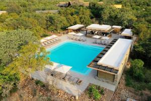 - une vue aérienne sur la maison et une piscine dans l'établissement Kapama River Lodge, à Réserve privée de Kapama