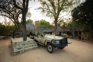 um camião militar estacionado numa estrada de terra batida em Kapama Buffalo Camp em Kapama Private Game Reserve
