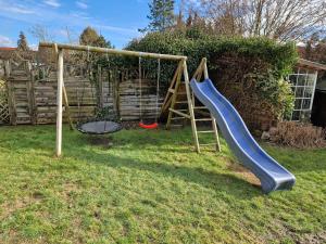 un parque infantil con tobogán y columpio en Heideherz en Soltau