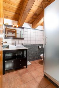 ein Bad mit einem Waschbecken und einem WC in der Unterkunft Apartamento Duplex Puente de Piedra, en un enclave único y exclusivo in Valderrobres