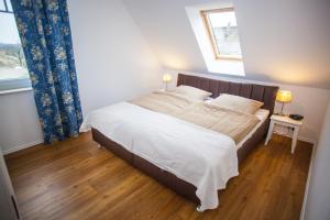 ein Schlafzimmer mit einem großen Bett und Holzboden in der Unterkunft Apfelhof Wegener in Jork