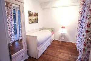 ein kleines Schlafzimmer mit einem Bett und einem Fenster in der Unterkunft Apfelhof Wegener in Jork