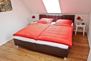 ヨルクにあるApfelhof Wegenerのベッドルーム1室(赤い枕2つ付きのベッド1台付)