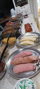 una mesa cubierta con platos de carne y otros alimentos en Vanta Studio en Limenas