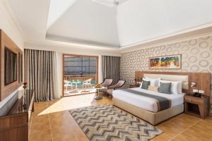 una camera d'albergo con un letto e un balcone di Pickalbatros Aqua Blu Sharm El Sheikh a Sharm El Sheikh