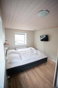 uma cama grande num quarto com tecto em Charming 2BR apartment, sea view em Tórshavn