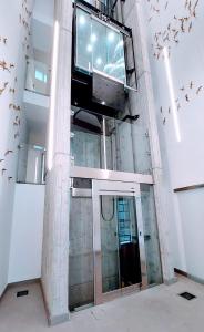 コモにあるCressoni Apartmentの回転ドアがあり、その周りを鳥が飛び回っている建物