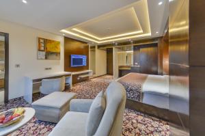 una camera d'albergo con letto e scrivania di The Kabo a Srinagar