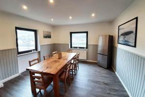 comedor con mesa de madera y nevera en Work & Stay Apartments in Hönningen, en Hönningen