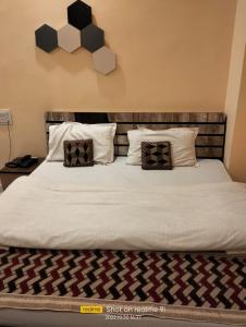 Relax Square & Hotel By WB Inn tesisinde bir odada yatak veya yataklar