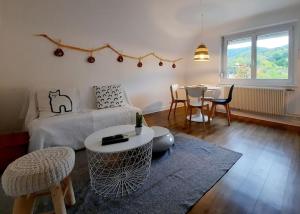 uma sala de estar com um sofá e uma mesa em Rooms 6 persons Kaysersberg em Kaysersberg