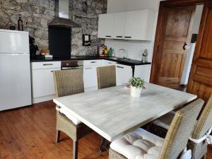 Кухня або міні-кухня у Appartement cosy à Chimay