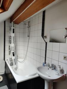Ett badrum på Appartement cosy à Chimay