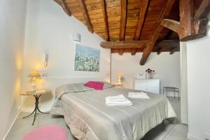 een slaapkamer met een bed en een houten plafond bij Menaggio Fantastico in Menaggio
