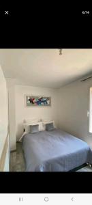 ein Schlafzimmer mit einem großen blauen Bett in einem Zimmer in der Unterkunft Magnifique villa à deux pas de St tropez in Cogolin