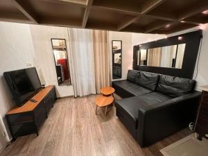 Televízia a/alebo spoločenská miestnosť v ubytovaní Studio Balcon Champs-Élysées - HALA PARIS