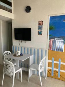 Televízia a/alebo spoločenská miestnosť v ubytovaní maison climatisée à 500m de la plage dans résidence