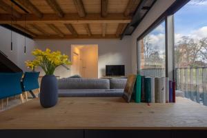 a living room with a couch and books on a table at Modernes Ferien- und Messezimmer in idyllischer Lage in Nordstemmen