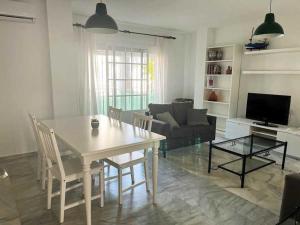 un soggiorno con tavolo e divano di Apartamento en Estepona Marbella a Estepona