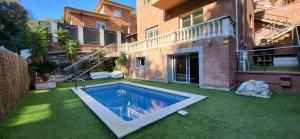 Bazén v ubytování Casa en Alella, Barcelona nebo v jeho okolí