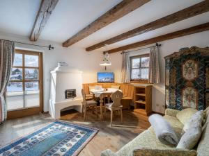 sala de estar con mesa y comedor en Landhaus Ammer en Oberndorf in Tirol