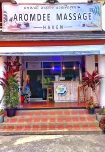 un restaurante con un signo de que el masaje de readsorción en Aromdee at Naithon Beach, en Nai Thon Beach