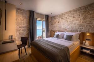Posteľ alebo postele v izbe v ubytovaní DUNATOVI DVORI Heritage Hotel + 31 fotografií