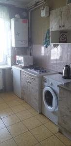 イズマイールにあるApartments for rentのキッチン(洗濯機、洗濯機付)