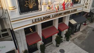 een uitzicht op de ingang van een luxe hotel bij Leslion Luxury Hotel in Antalya