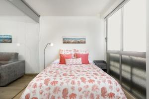 una camera da letto con un letto grande con cuscini rossi di Apartamento Algarve, located center of Vilamoura a Quarteira