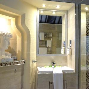uma casa de banho com um lavatório e um espelho em Peckforton Castle em Tarporley